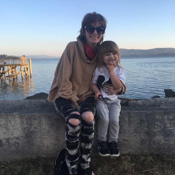 Meet your Posher, Niccole - Picture 2 of 2